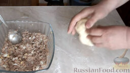 Дрожжевой пирог "Рыбник": Далее тесто. Поверхность посыпать мукой. Промесить еще раз хорошо тесто, чтобы оно было мягкое.