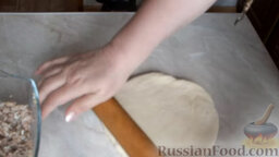 Дрожжевой пирог "Рыбник": Скалой раскатать тесто.