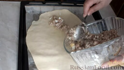 Дрожжевой пирог "Рыбник": Выложить пласт теста на противень, покрытый пергаментной бумагой, смазанной маслом. Выложить на середину теста начинку.
