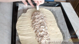 Дрожжевой пирог "Рыбник": Края теста без начинки разрезать на полоски.