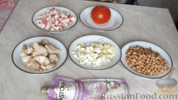 Салат из куриной грудки и фасоли: Подготовить ингредиенты для салата из фасоли и куриной грудки. Отварить фасоль, яйцо.