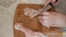 Салат из куриной грудки и фасоли: Как приготовить салат из фасоли и куриной грудки:    Куриную грудку помыть, порезать на кусочки. Обжарить на растительном масле.