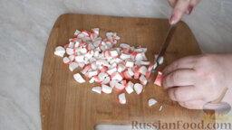 Салат из куриной грудки и фасоли: Порезать крабовые палочки.