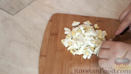 Салат из куриной грудки и фасоли: Вареное яйцо порезать на небольшие кусочки.