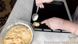 Тыквенное печенье с курагой: Смазать противень растительным маслом. Выложить с помощью двух ложек тесто на противень.