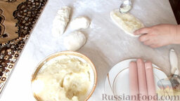 Сосиски в тесте, с картошкой: Выложить на тесто картофельное пюре и разровнять.