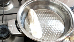 Сосиски в тесте, с картошкой: Разогреть сковороду с растительным маслом. В кипящее масло выложить сосиски в тесте.