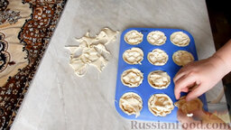 Булочки из слоёного теста, с творогом и сыром: Обрезки теста выложить на начинку, прикрывая ее.