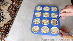 Булочки из слоёного теста, с творогом и сыром: Вилкой прижать края булочек и наколоть тесто сверху.