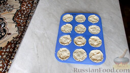 Булочки из слоёного теста, с творогом и сыром: Поставить булочки из слоеного теста с творогом в разогретую духовку на 30 минут при 180 градусах.