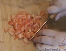 Салат с авокадо, помидорами и куриной колбасой: Мелко нарезать помидоры.