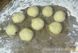 Сливочно-коричные булочки: Сформируйте из них круглые шарики.