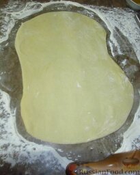 Коричный крендель с хрустящей сливочной корочкой: Раскатайте тесто в пласт толщиной 0,5 см.
