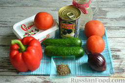 Греческий салат: Подготовить необходимые ингредиенты для греческого салата.
