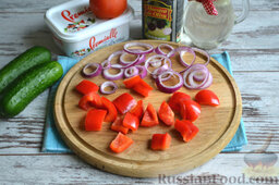 Греческий салат: Очищенный лук нарезаем тонкими колечками, разбираем на части. Болгарский перец нарезаем крупными кусочками.