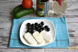 Греческий салат: Сыр нарезаем продольными пластинами, с маслин сливаем воду.