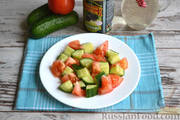 Греческий салат: Формируем салат. В тарелку выкладываем сначала огурцы и помидоры.