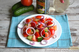 Греческий салат: Затем выкладываем перец и кольца лука.