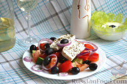 Греческий салат: В самом конце кладем маслины и фету. Поливаем греческий салат оливковым маслом и щедро посыпаем орегано.   Греческий салат готов. Овощной салат с сыром подаем, не перемешивая.
