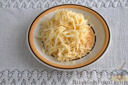 Рыбная запеканка с горбушей и грибами (в мультиварке): Шинкуем твердый сыр на терке.