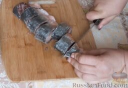 Рыба красноглазка в сметане: Пока лук жарится, нарезать рыбу порционными кусочками.