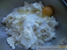 Сырники из творога (с изюмом): Посолить, добавить муку, сахар и ваниль. Вбить яйцо.