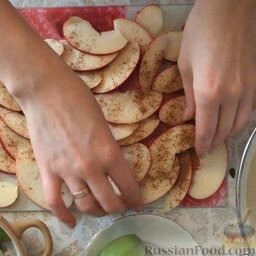 Пирог с киви и яблоком (в мультиварке): Киви нарезать кубиками, яблоки - дольками. Яблоки посыпать корицей и слегка втереть ее в дольки.