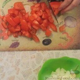 Фаршированные макароны под соусом бешамель: Нарезать помидоры. Чем мельче они будут нарезаны, тем быстрее протушатся с фаршем и станут мягкими.