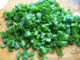 Пышные кабачковые оладьи  "Весенние": Лук зеленый вымыть, мелко нарезать.