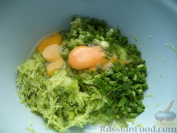 Пышные кабачковые оладьи  "Весенние": Кабачок, лук зеленый и укроп выложить в миску. Посолить, поперчить. Вбить яйца.