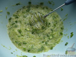 Пышные кабачковые оладьи  "Весенние": Соду погасить уксусом, добавить в миску. Все хорошо перемешать.