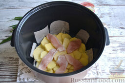 Картофельная запеканка с курицей (в мультиварке): На слой картофеля кладем половину куриного филе.
