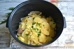 Картофельная запеканка с курицей (в мультиварке): Так слоями укладываем все продукты, последним идет сыр. Поливаем щедро подсолнечным маслом.