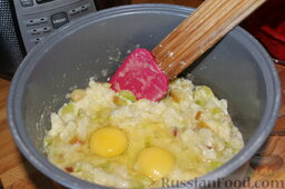 Запеканка из цветной капусты (в мультиварке): Разбить 2 яйца, хорошо размешать.
