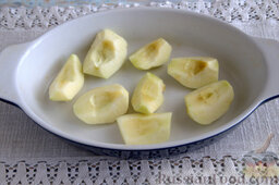 Зефир на агаре: Очищаем яблоки от кожицы. Шинкуем небольшими сегментами, выкладываем в форму. Готовим до мягкости - печем в духовке при температуре 180 градусов 20-30 минут.