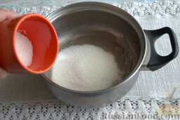 Зефир на агаре: Подогреваем смесь на агаре, постоянно ее помешивая, вводим 450 г сахара. Готовим сироп, пока он не станет «тянуться» (5-10 минут).