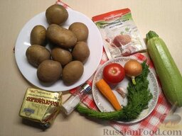 Фаршированный картофель: Подготовьте продукты. Картофель отварите в мундире. Овощи промойте и обсушите.