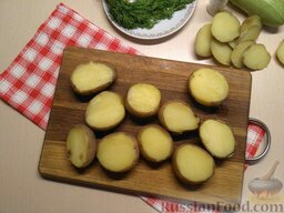 Фаршированный картофель: Срежьте верхушки вареного катофеля.