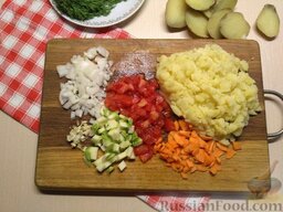 Фаршированный картофель: Нарежьте овощи, как на фото. Все кубиком, картофель превратите относительно в пюре.