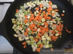 Фаршированный картофель: Нарезанные овощи обжарьте на подсолнечном масле минут 5.