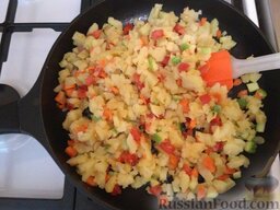 Фаршированный картофель: К овощам добавьте пюре. Перемешайте все компоненты, добавьте соль, специи, мускатный орех.