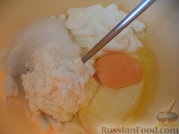 Запеканка творожная с цукатами и изюмом: К творогу добавить яйца, сахар, сметану, ванилин, соль, манку, разрыхлитель.