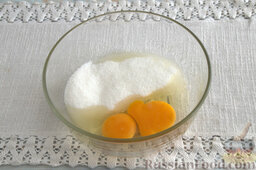 Манная запеканка с клубникой (в мультиварке): Выкладываем в миску сырые яйца, вводим подсластитель, соду и ваниль.