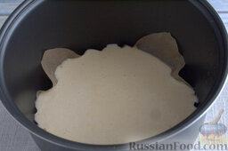 Манная запеканка с клубникой (в мультиварке): Выливаем массу в чашу мультиварки, предварительно застелив ее пекарской бумагой.