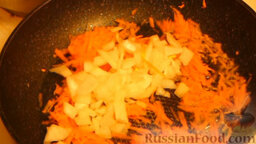 Салат с охотничьими колбасками и курицей: Морковь натереть на крупной тёрке, лук мелко нарезать. Отправить овощи в сковороду и обжарить их на растительном масле.