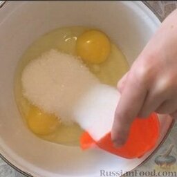 Лимонный кекс: Как приготовить лимонный кекс:    Яйца разбить в чашу, к ним добавить сахар и всё хорошо   перемешать венчиком.