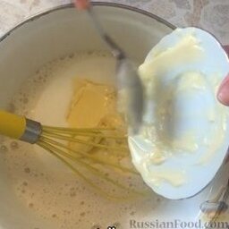 Лимонный кекс: Добавить сметану и размягчённое масло. Перемешать, чтобы не осталось комочков масла.