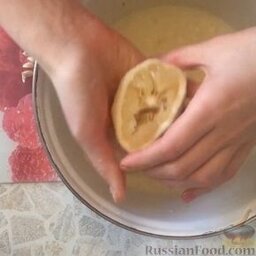 Лимонный кекс: Лимон разрезать пополам и вытащить косточки. Из одной половинки выдавить сок сразу в тесто.