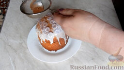 Бисквитный тортик: Украсить бисквитный тортик с помощью кружевных лент и какао: две ленты выложить на глазурь и посыпать какао. Затем ленты аккуратно убрать.