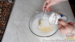 Бисквитный тортик: Добавить желтки к белкам. Аккуратно перемешать.   К муке добавить чайную ложку разрыхлителя. Постепенно добавлять к яйцам просеянную муку. Перемешивать сверху вниз.